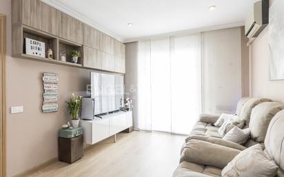 Sala d'estar de Apartament en venda en Sant Boi de Llobregat amb Aire condicionat i Balcó