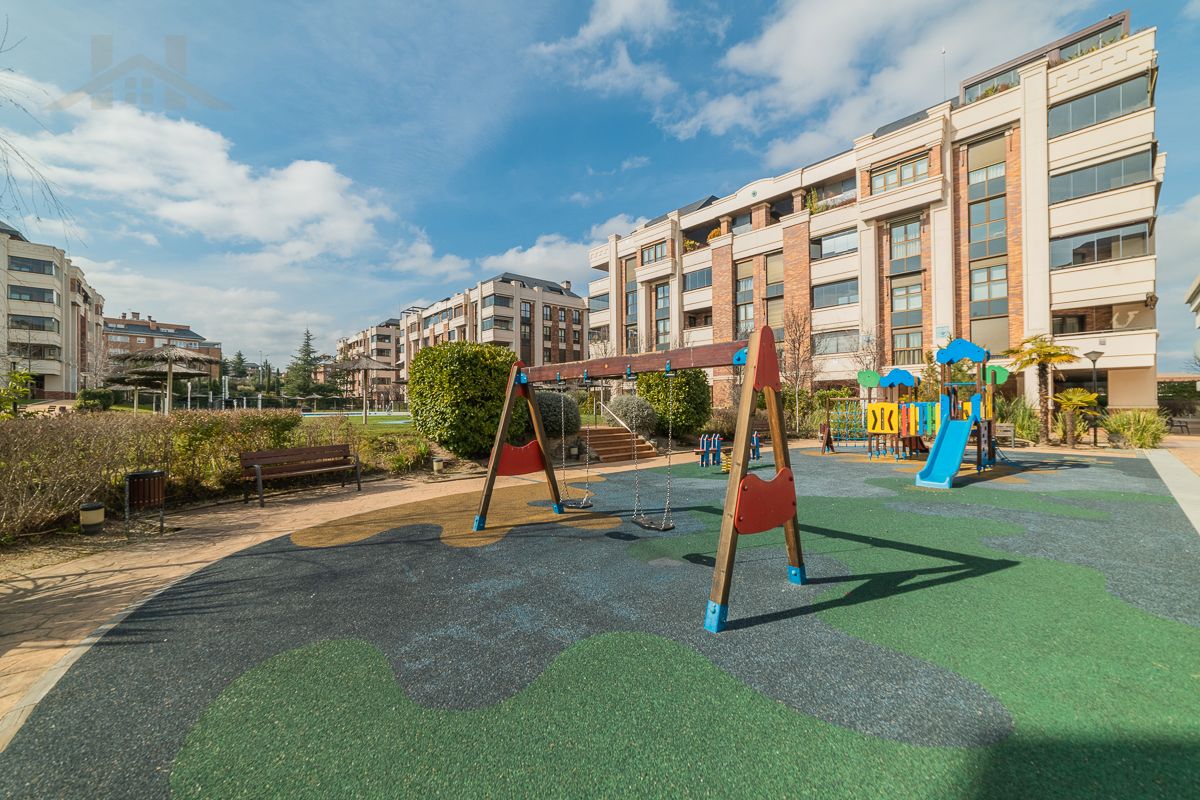 Vista exterior de Dúplex en venda en Majadahonda amb Aire condicionat, Calefacció i Parquet