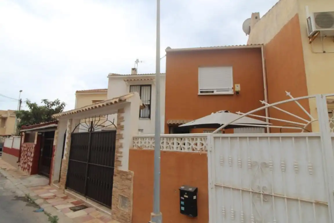 Vista exterior de Casa adosada en venda en Torrevieja amb Jardí privat, Terrassa i Moblat