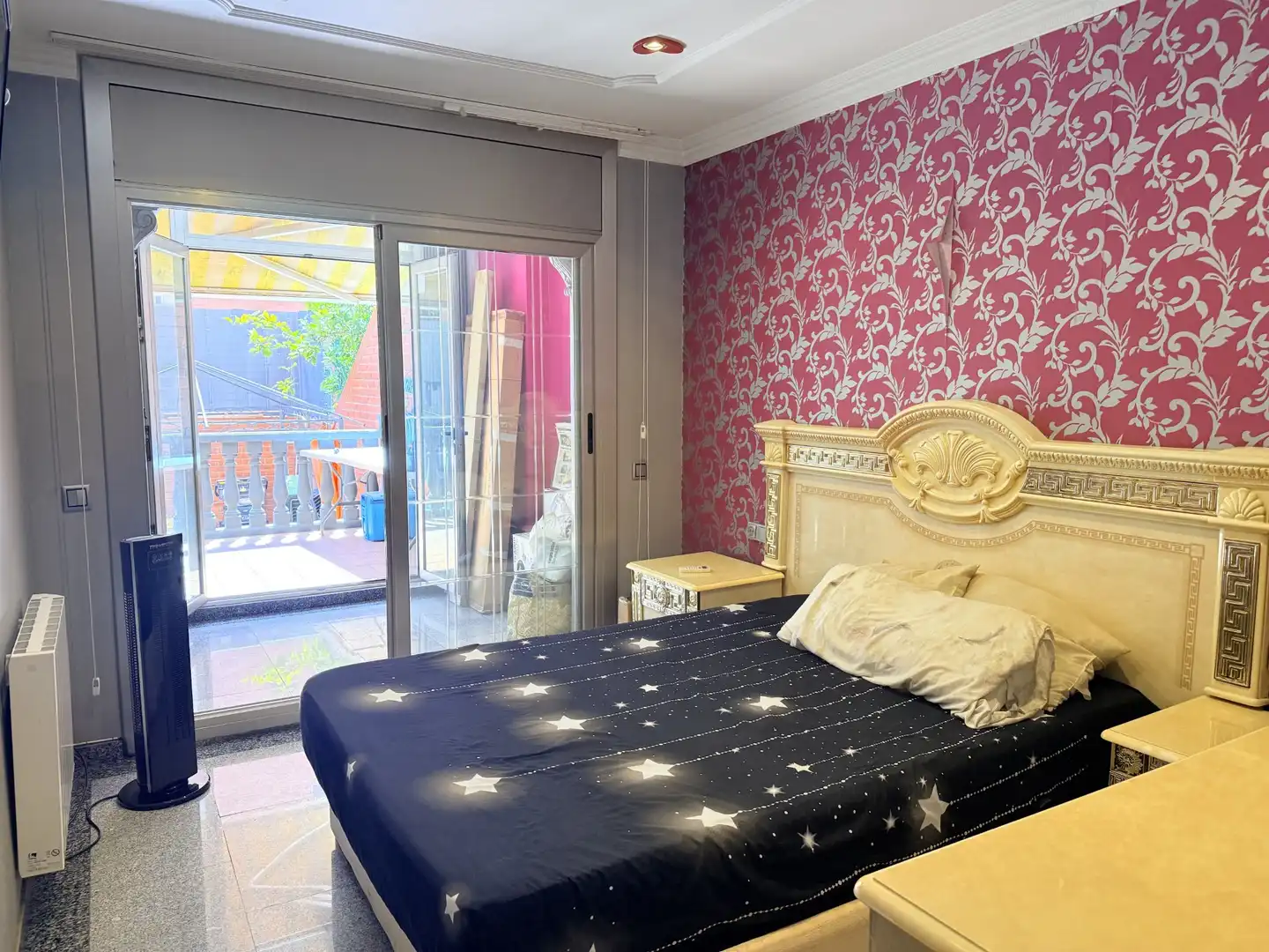 Schlafzimmer von Erdgeschoss zur Miete in Sant Adrià de Besòs mit Klimaanlage, Heizung und Privatgarten