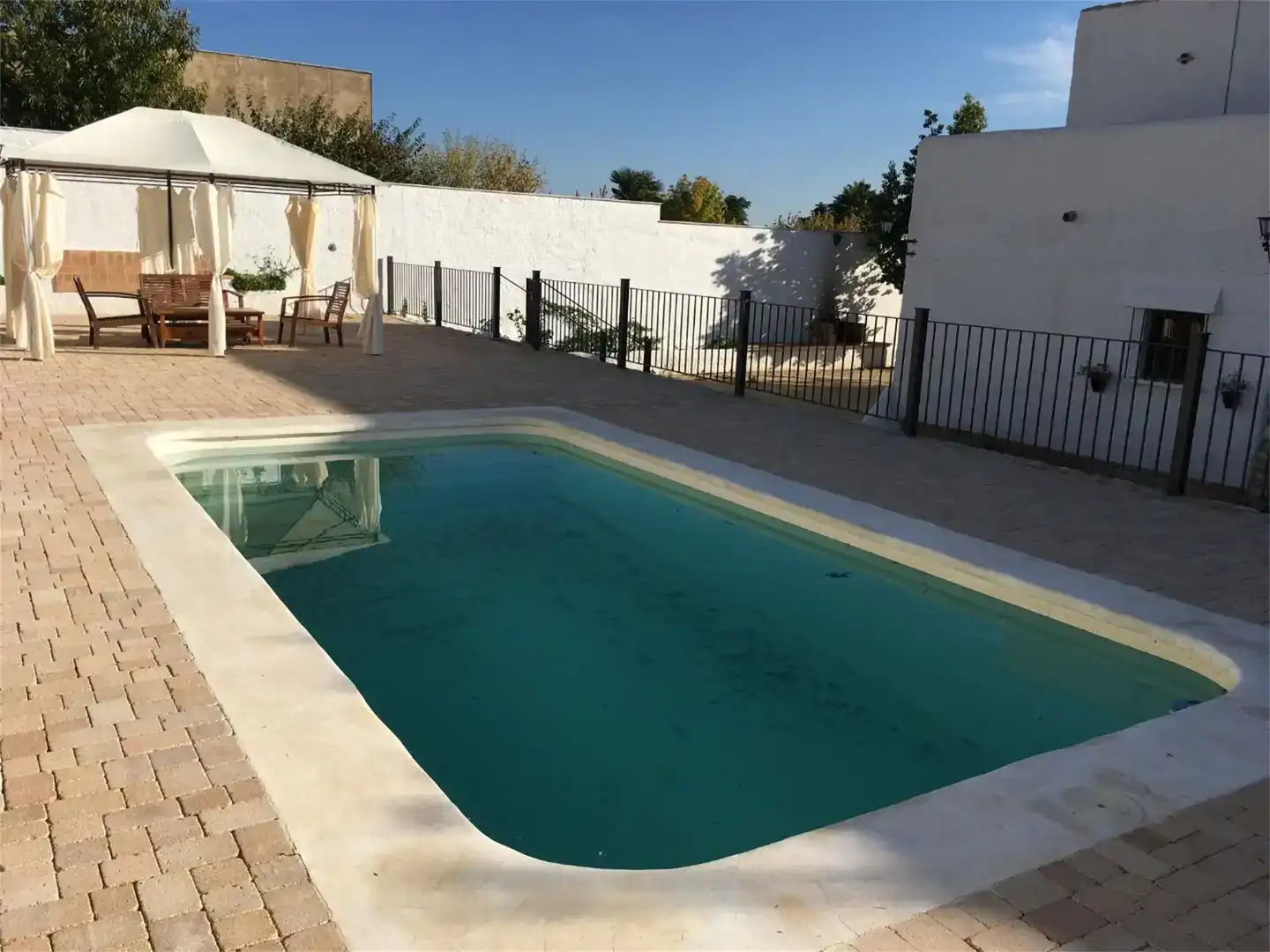 Piscina de Casa adosada de lloguer en Lucena amb Aire condicionat, Jardí privat i Traster