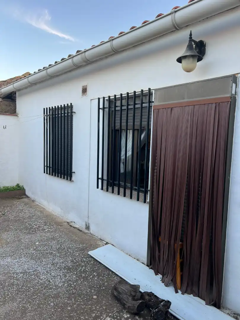 Vista exterior de Casa o chalet en venta en El Picazo   con Terraza, Amueblado y Balcón