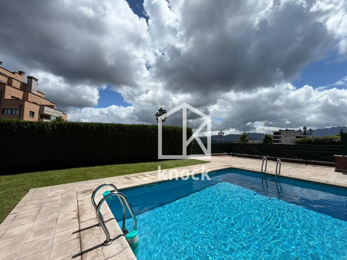Piscina de Piso en venta en Oviedo  con Calefacción, Jardín privado y Trastero