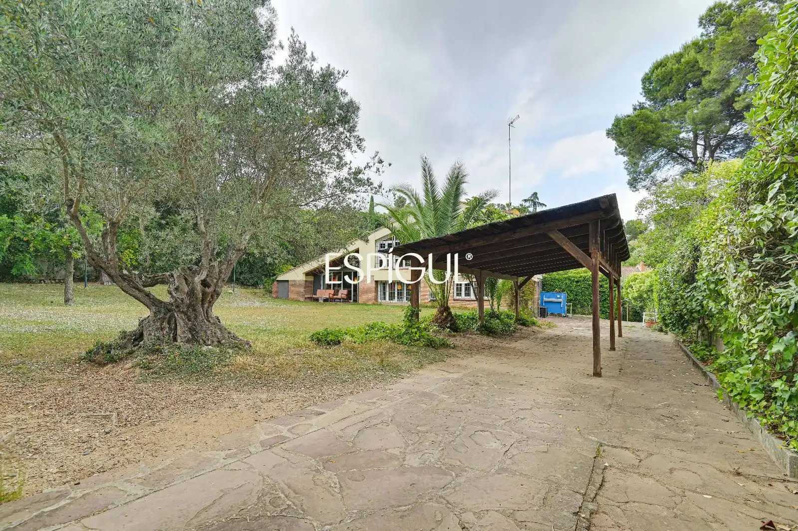 Außenansicht von Haus oder Chalet zum Verkauf in Cerdanyola del Vallès mit Klimaanlage, Heizung und Terrasse