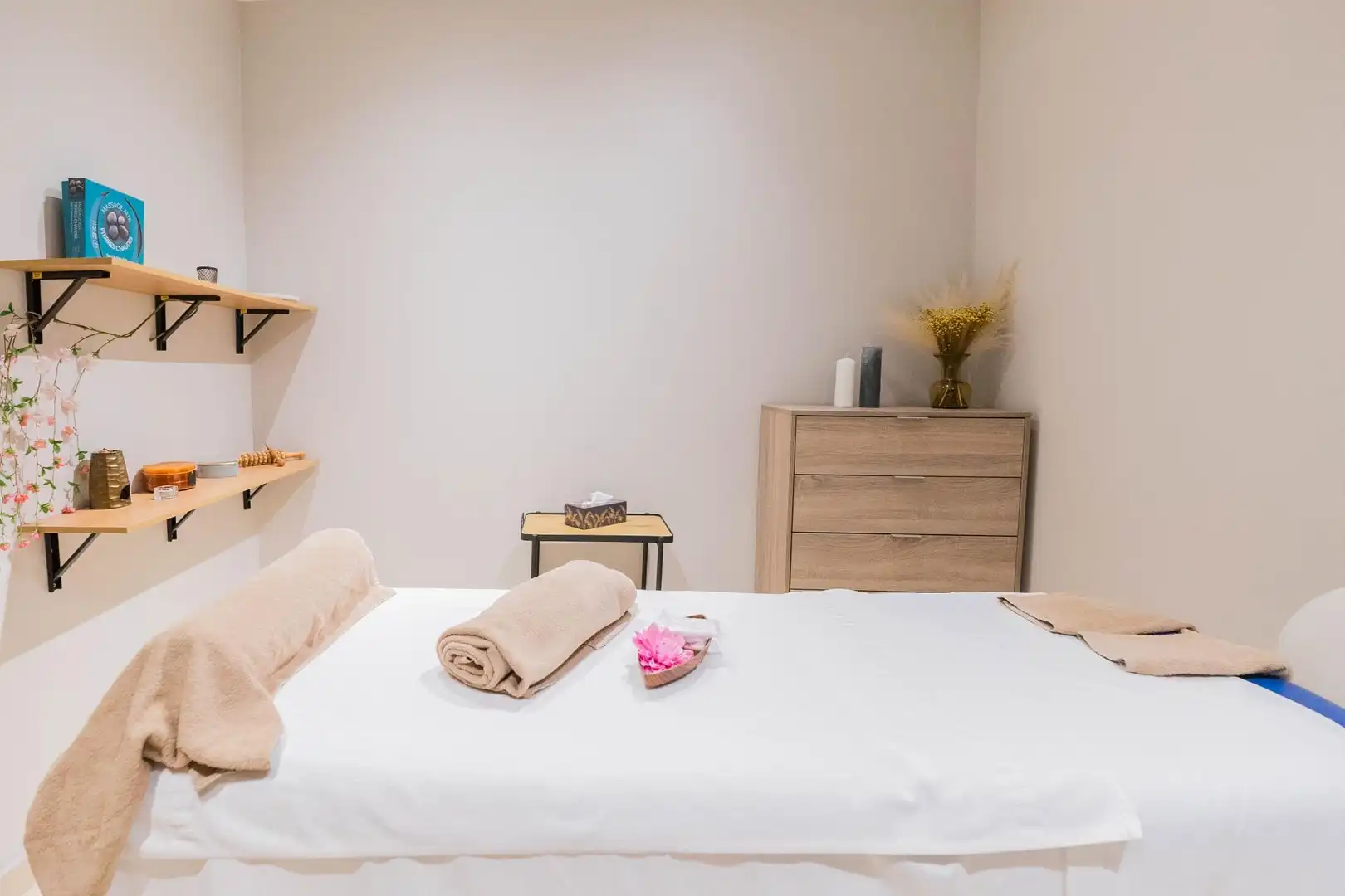 Bedroom of Flat for sale in Benahavís  with Air Conditioner, Heating and Private garden