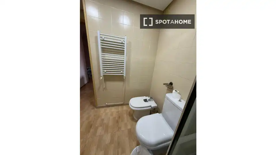 Bathroom of Flat for rent in Madrid  with Air Conditioner, Heating and Furnished