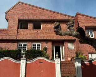 Vista exterior de Casa o xalet en venda en Castrillón amb Calefacció, Jardí privat i Parquet