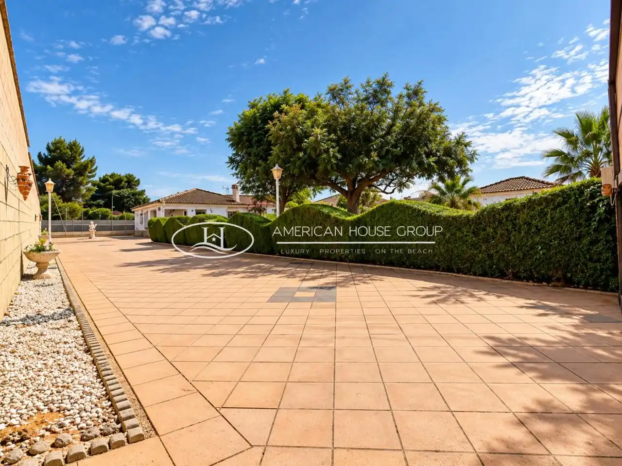 Vista exterior de Casa o xalet en venda en Chiclana de la Frontera amb Aire condicionat, Jardí privat i Traster