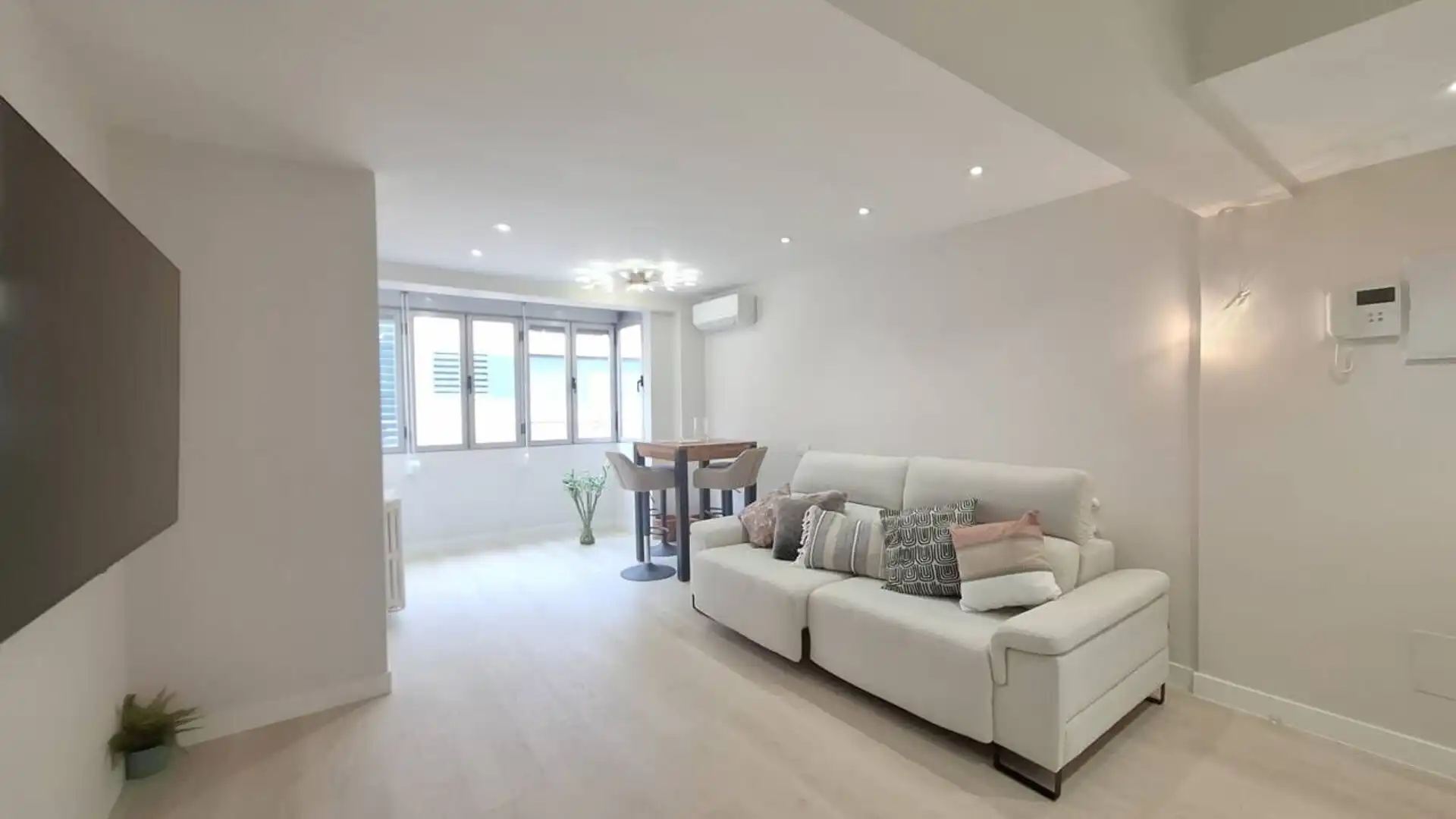 Sala de estar de Piso de alquiler en  Madrid Capital con Aire acondicionado, Calefacción y Amueblado