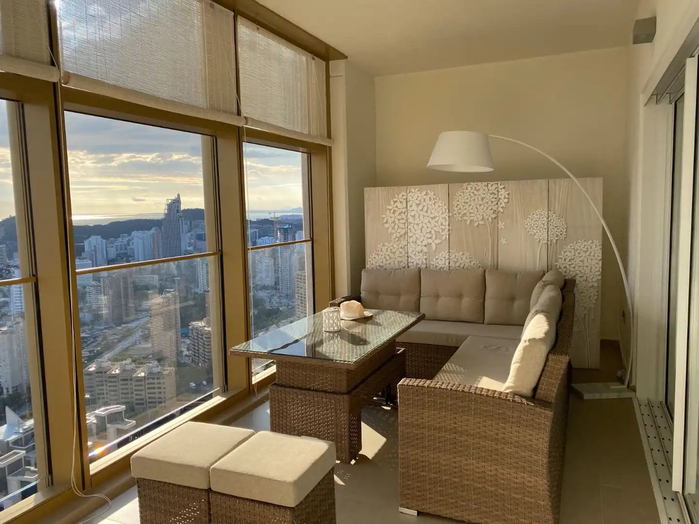 Sala de estar de Apartamento de alquiler en Benidorm con Aire acondicionado, Terraza y Amueblado