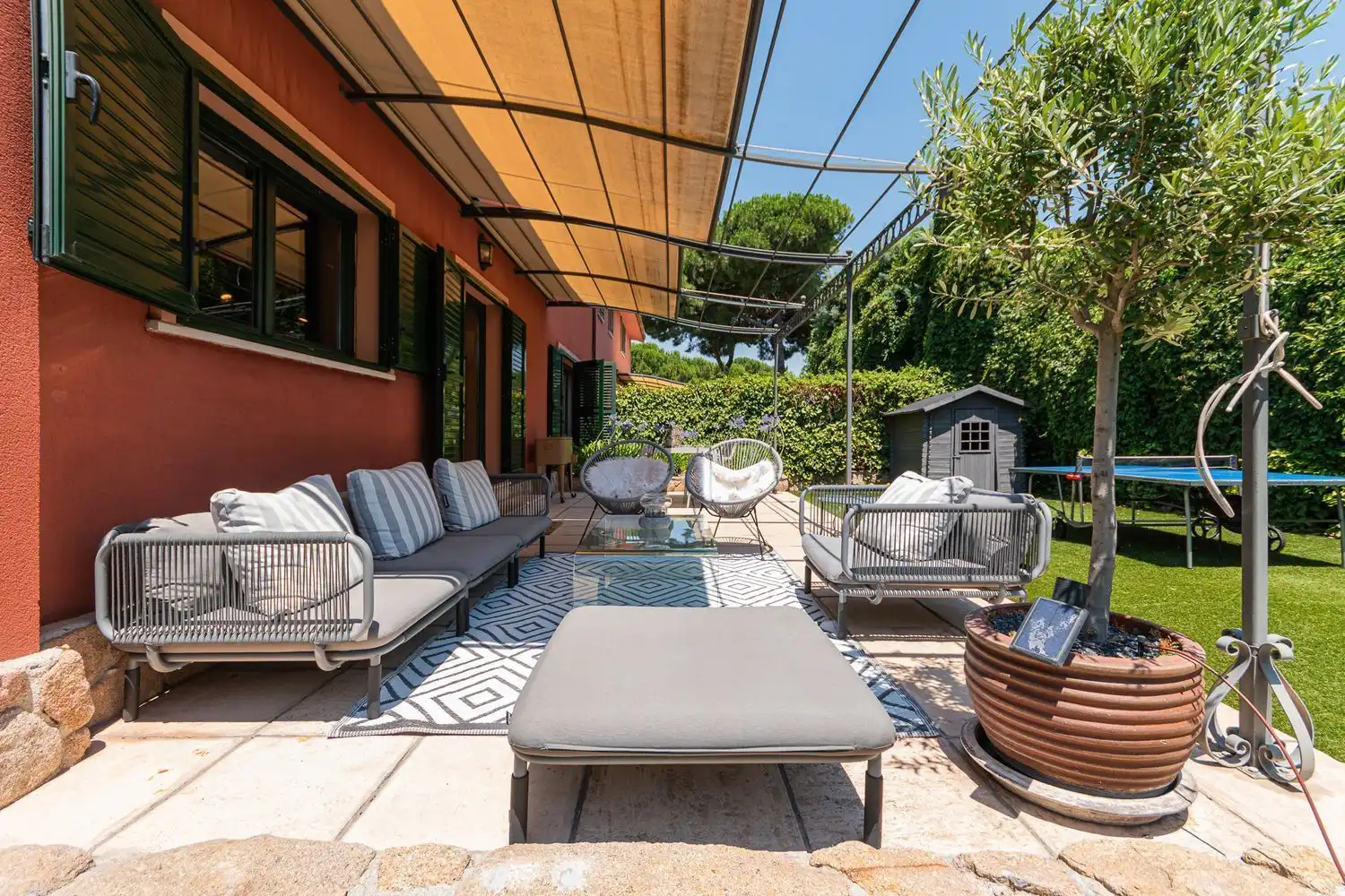 Terrasse von Einfamilien-Reihenhaus zum Verkauf in Boadilla del Monte mit Klimaanlage, Heizung und Abstellraum