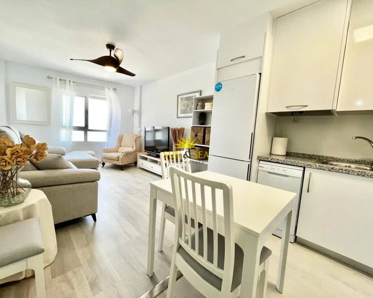 Sala d'estar de Apartament de lloguer en Torrevieja amb Calefacció, Moblat i Forn