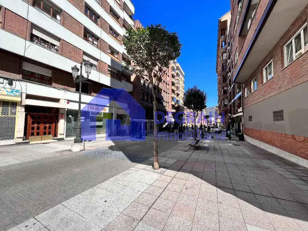 Vista exterior de Oficina en venta en Oviedo  con Calefacción