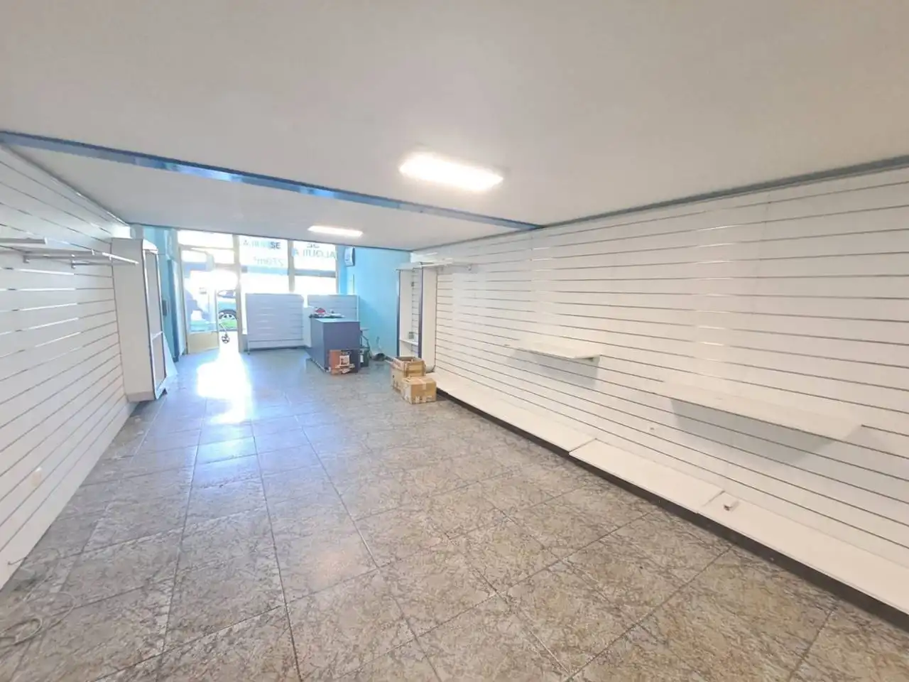 Local comercial en venta en Avenida CANTABRIA, imagen 3