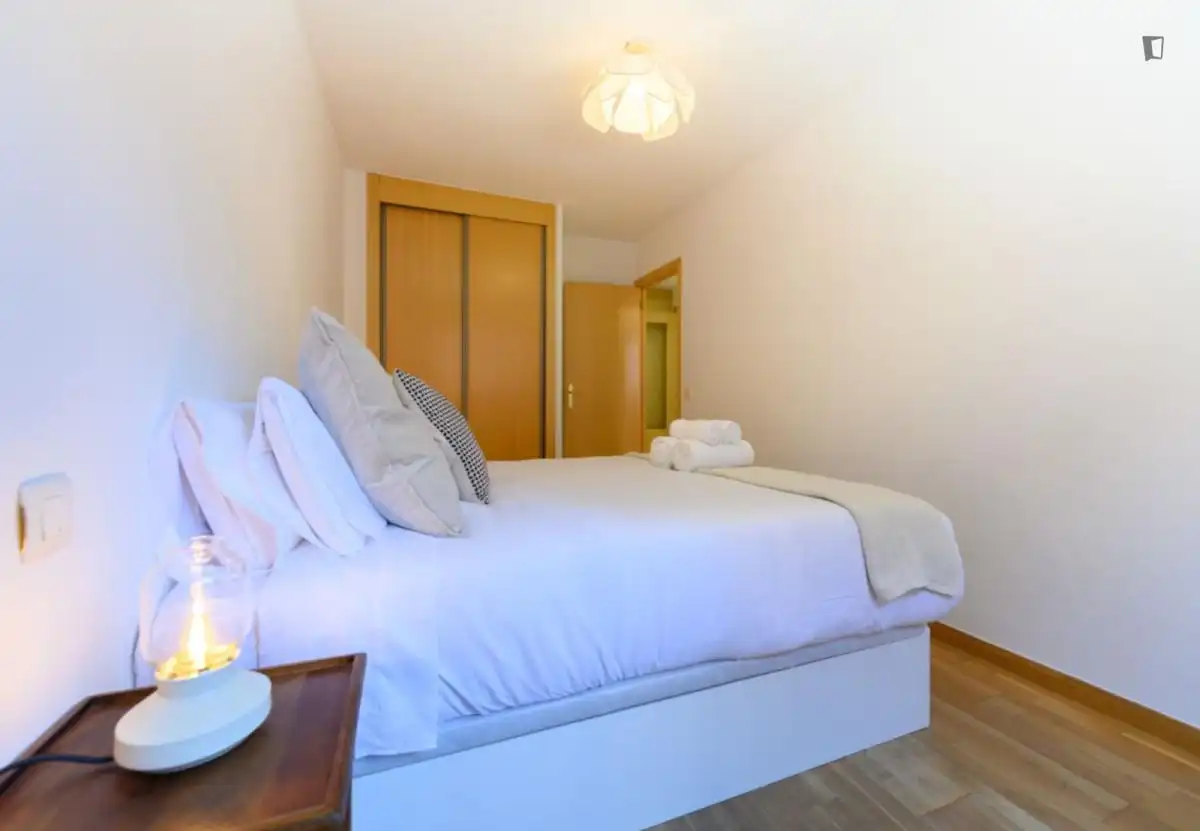 Dormitori de Apartament de lloguer en Madrid amb Aire condicionat, Calefacció i Moblat
