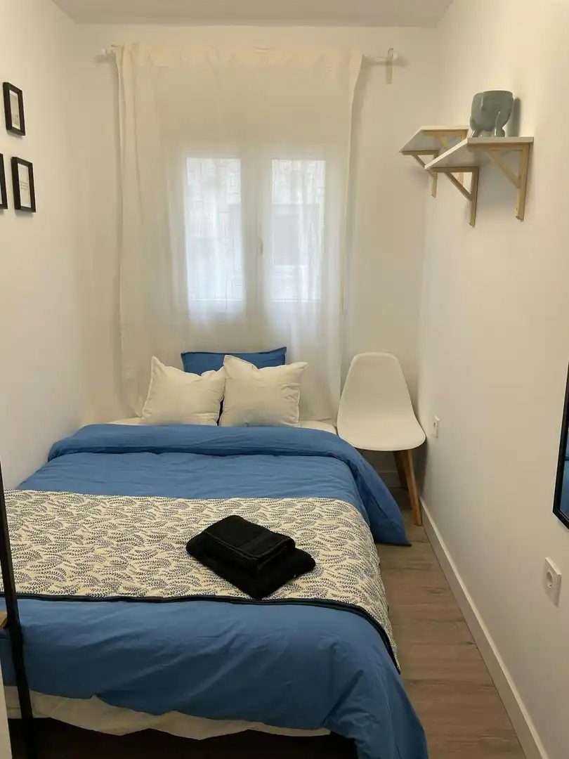 Bedroom of Flat for share in Valencia  with Washing machine
