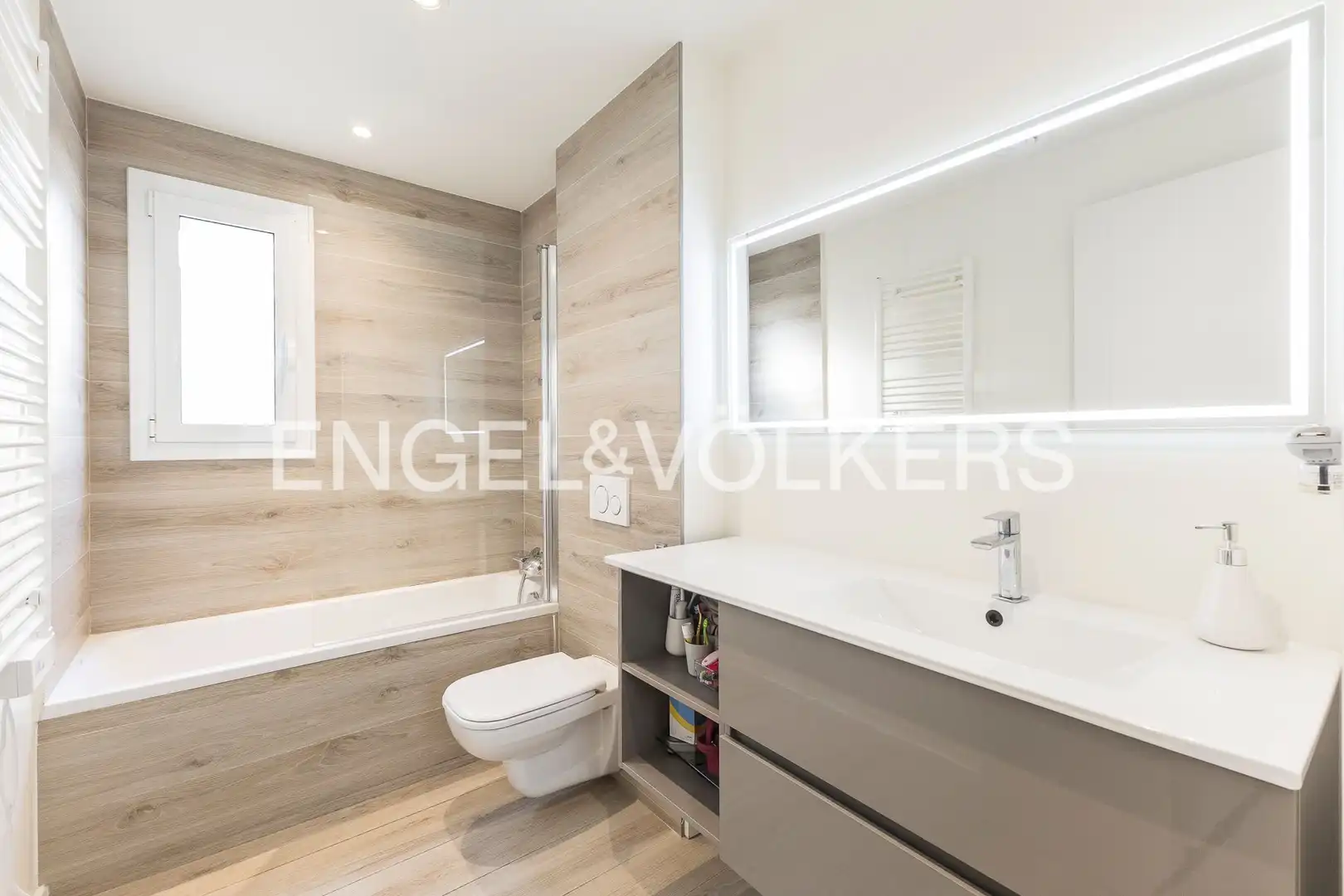 Bathroom of Attic for sale in Barcelona  with Heating