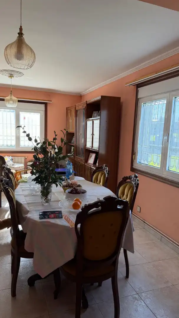 Menjador de Casa o xalet en venda en Carballo amb Calefacció, Jardí privat i Moblat