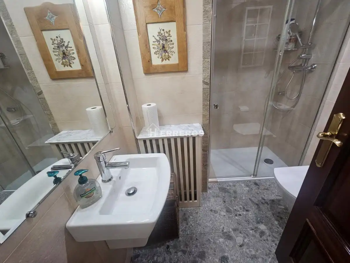 Bathroom of Flat for sale in  Logroño  with Heating, Terrace and Storage room
