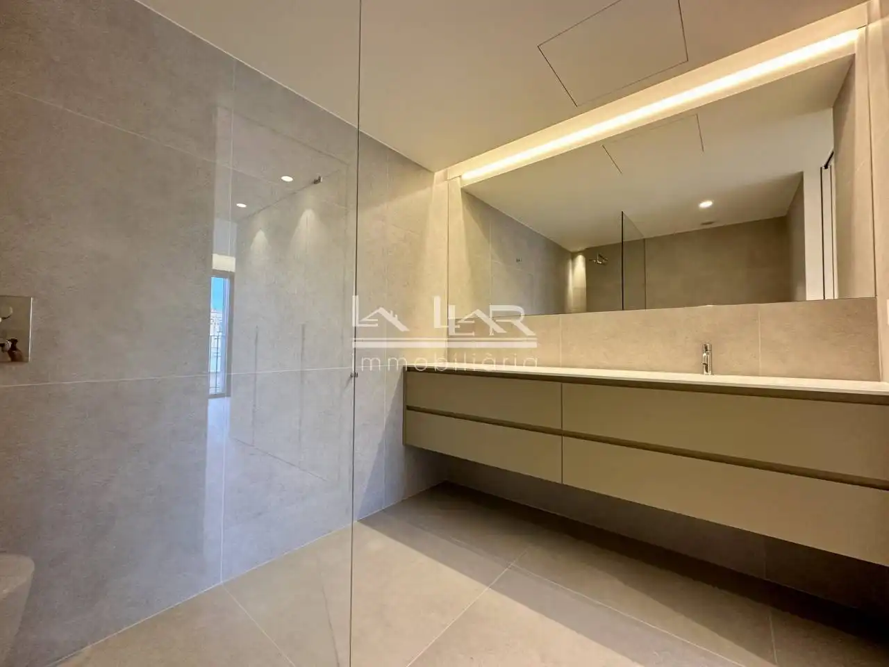 Bathroom of Flat for rent in Vic  with Air Conditioner, Heating and Parquet flooring