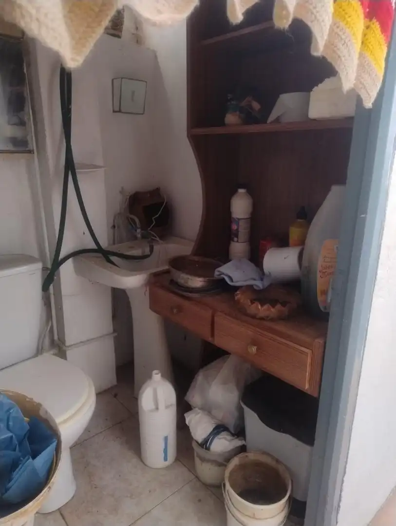 Badezimmer von Einfamilien-Reihenhaus zum Verkauf in Piedrabuena mit Möbliert