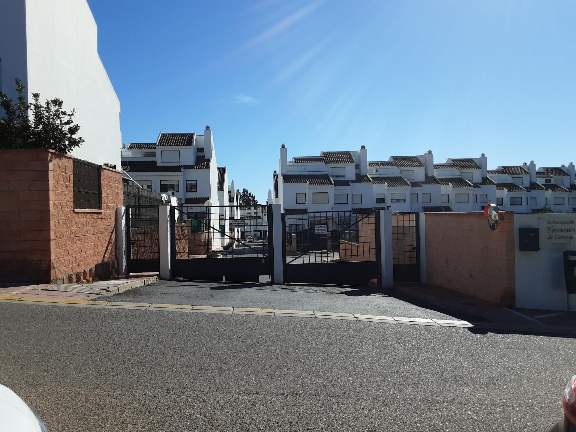 Vista exterior de Casa o xalet en venda en El Portil amb Jardí privat i Piscina comunitària
