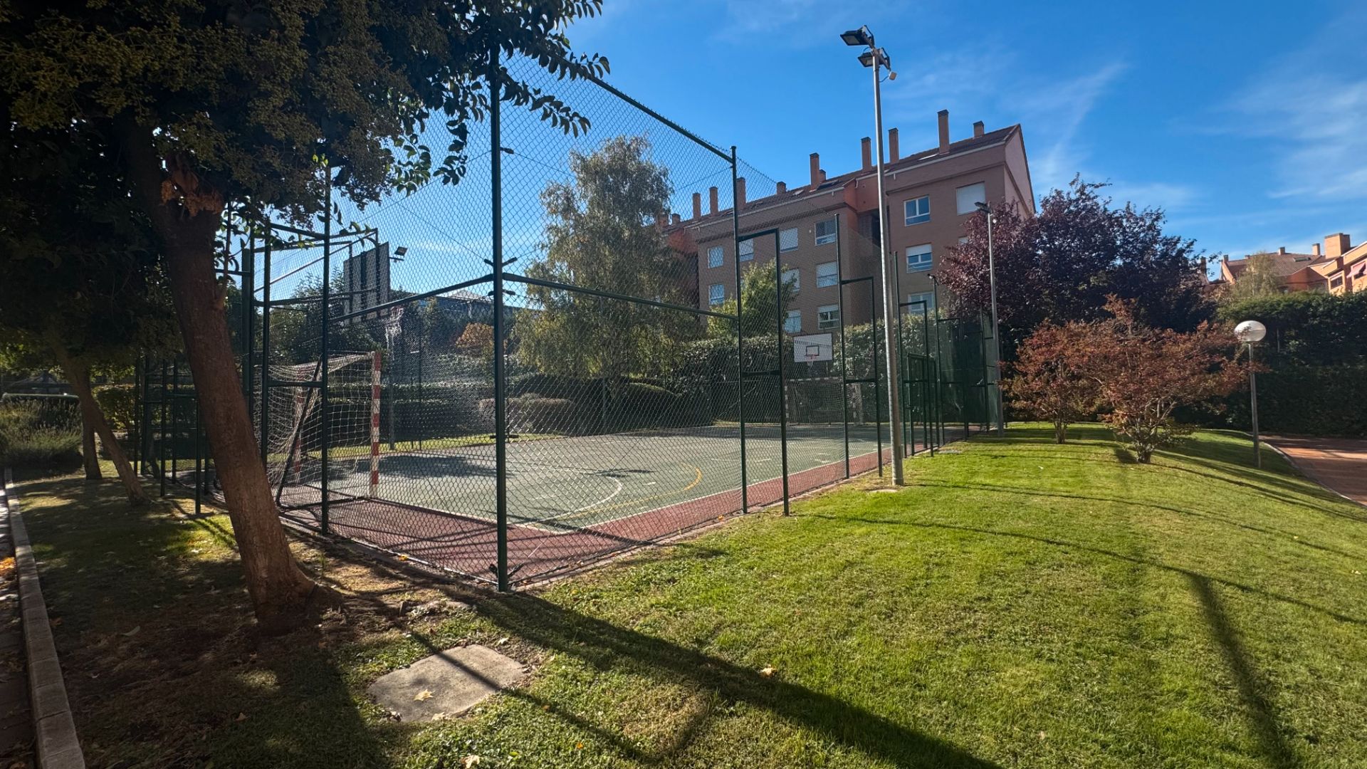 Vista exterior de Àtic de lloguer en Las Rozas de Madrid amb Calefacció, Terrassa i Traster