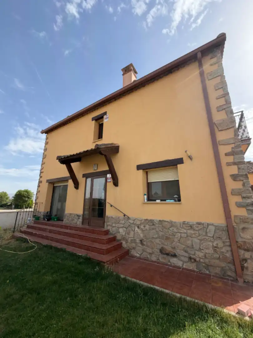 Vista exterior de Casa adosada en venta en Valverde del Majano con Calefacción, Jardín privado y Horno