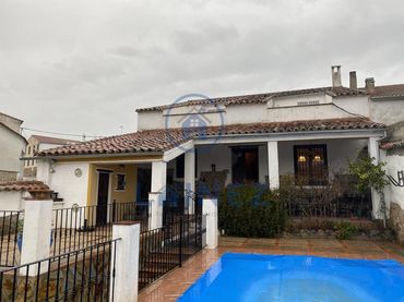 Casa con piscina en venta en Calle Mesones
