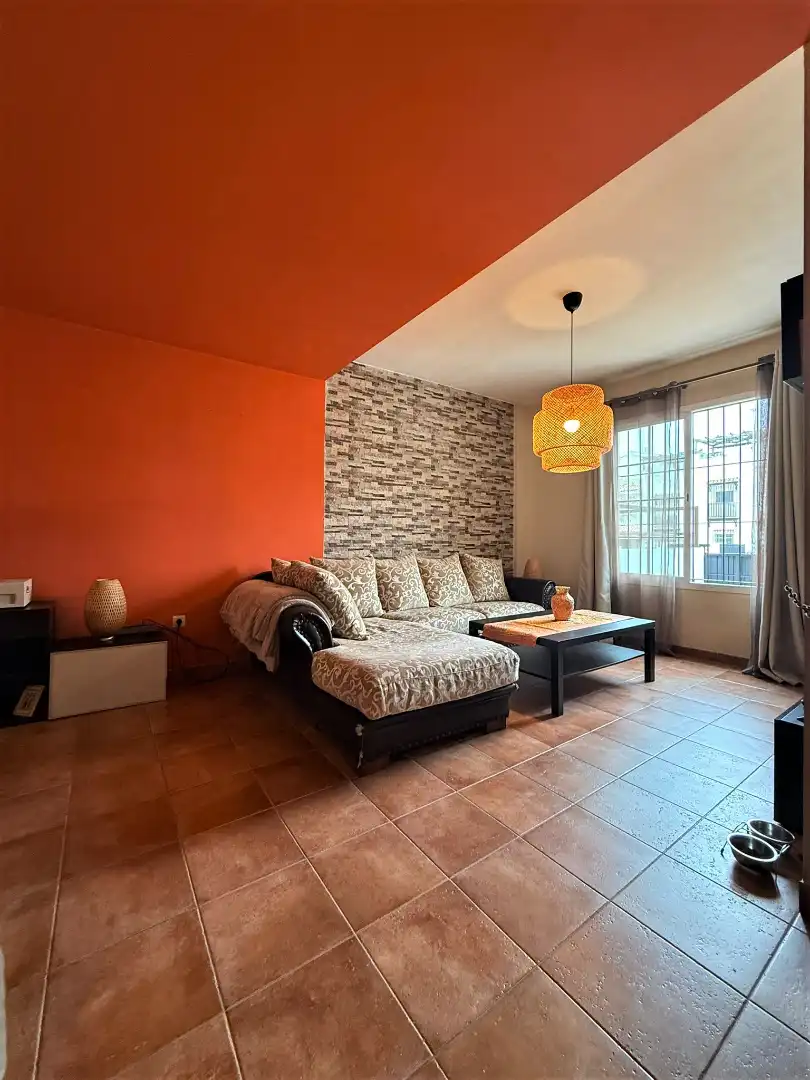 Wohnzimmer von Einfamilien-Reihenhaus zum Verkauf in Dos Hermanas mit Klimaanlage, Möbliert und Ofen