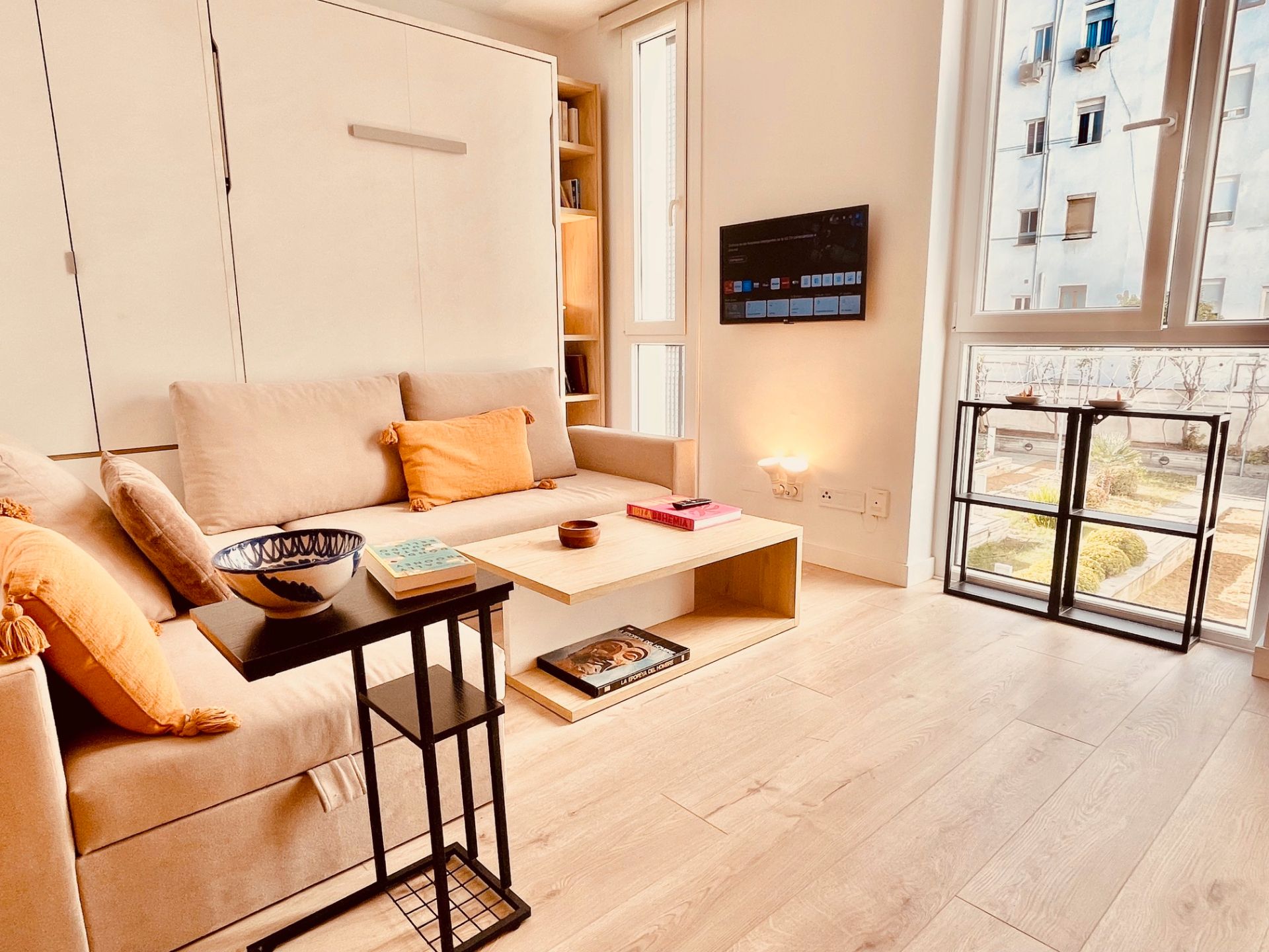 Sala d'estar de Estudi de lloguer en  Madrid Capital amb Aire condicionat, Jardí privat i Moblat