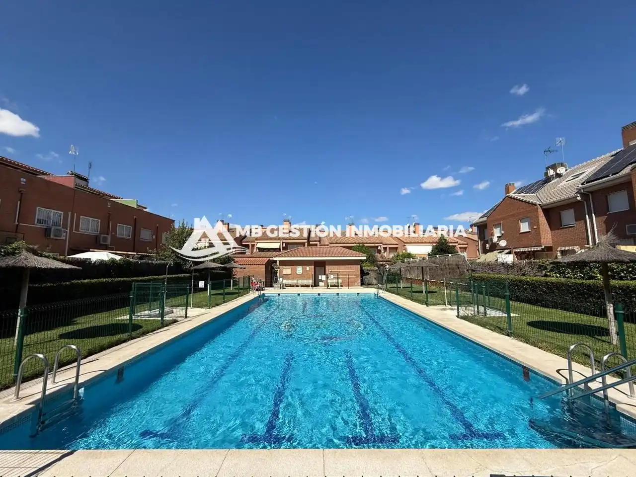 Piscina de Casa adosada en venta en Fuenlabrada con Aire acondicionado, Calefacción y Jardín privado