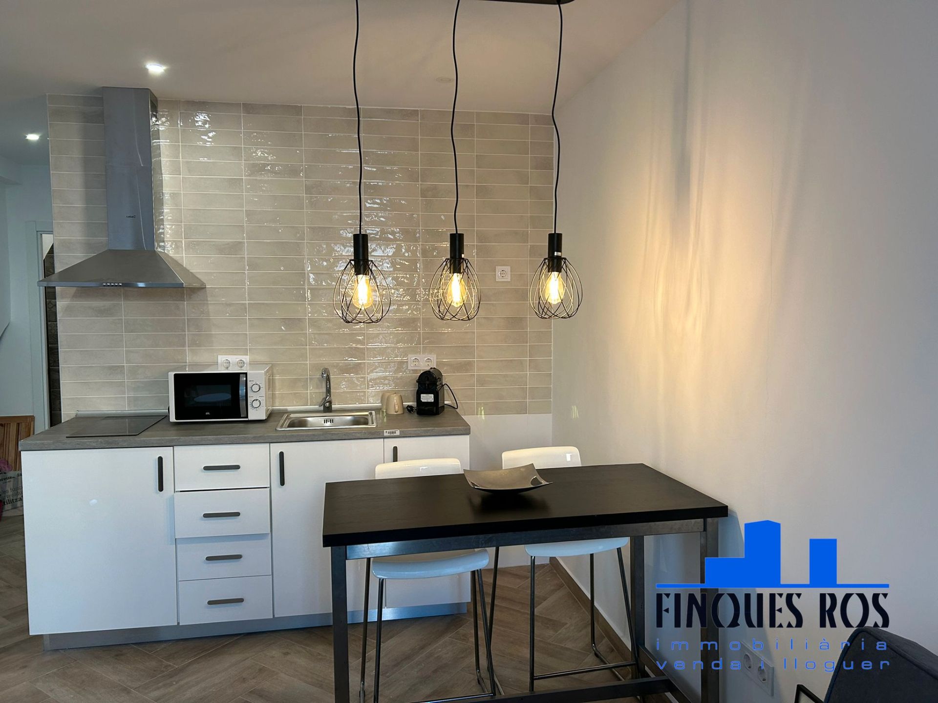 Cuina de Pis de lloguer en Vinaròs amb Aire condicionat, Calefacció i Moblat