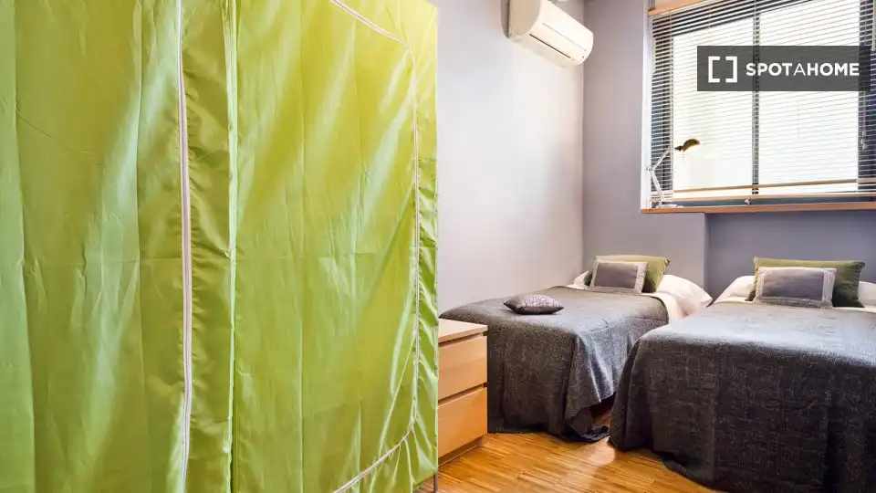 Dormitori de Apartament per a compartir en Barcelona amb Aire condicionat, Terrassa i Moblat
