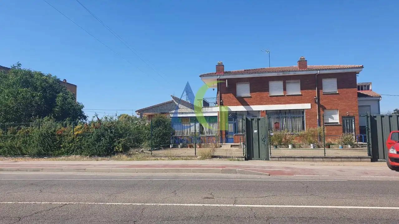 Vista exterior de Casa o xalet en venda en León Capital  amb Calefacció, Jardí privat i Terrassa