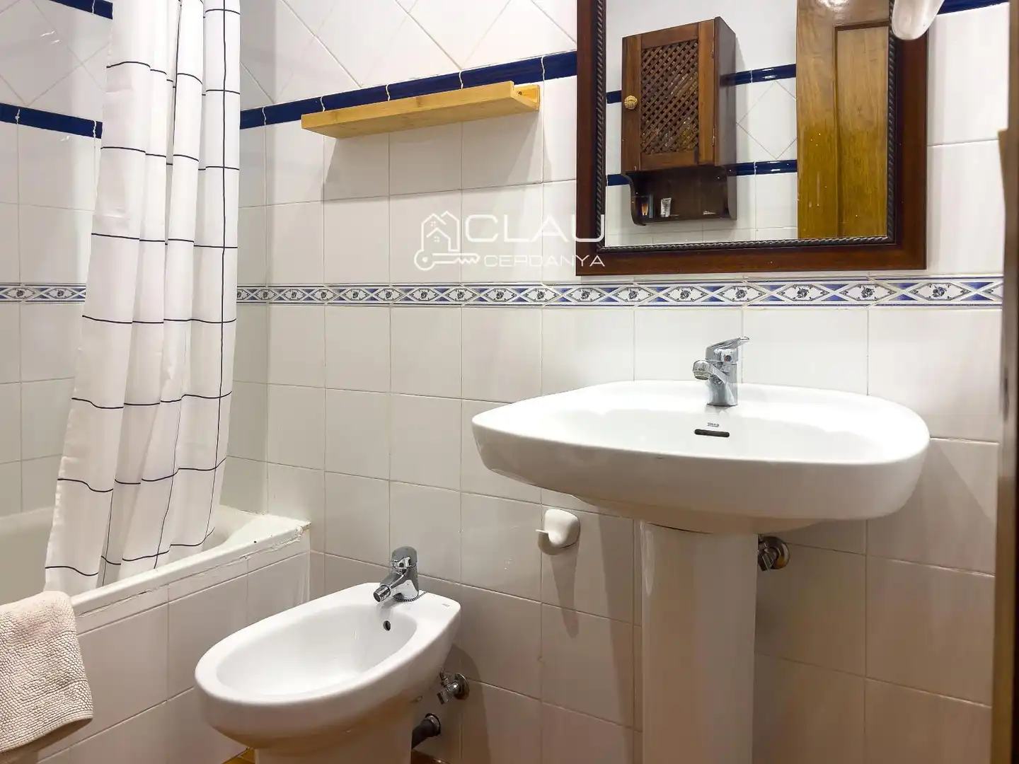 Badezimmer von Einfamilien-Reihenhaus zur Miete in Isòvol mit Heizung, Parkett und Terrasse