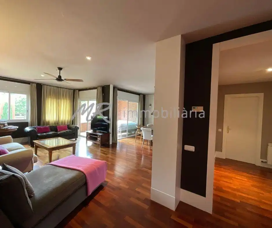 Wohnzimmer von Dachboden zum Verkauf in Vallromanes mit Heizung, Terrasse und Abstellraum