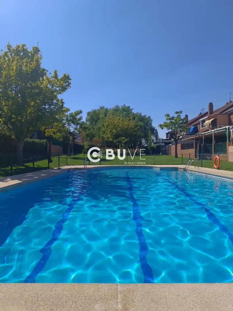 Piscina de Casa adosada en venda en Fuenlabrada amb Aire condicionat, Calefacció i Jardí privat