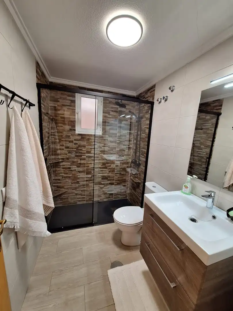 Bathroom of Flat for rent in Torrevieja  with Air Conditioner, Heating and Terrace