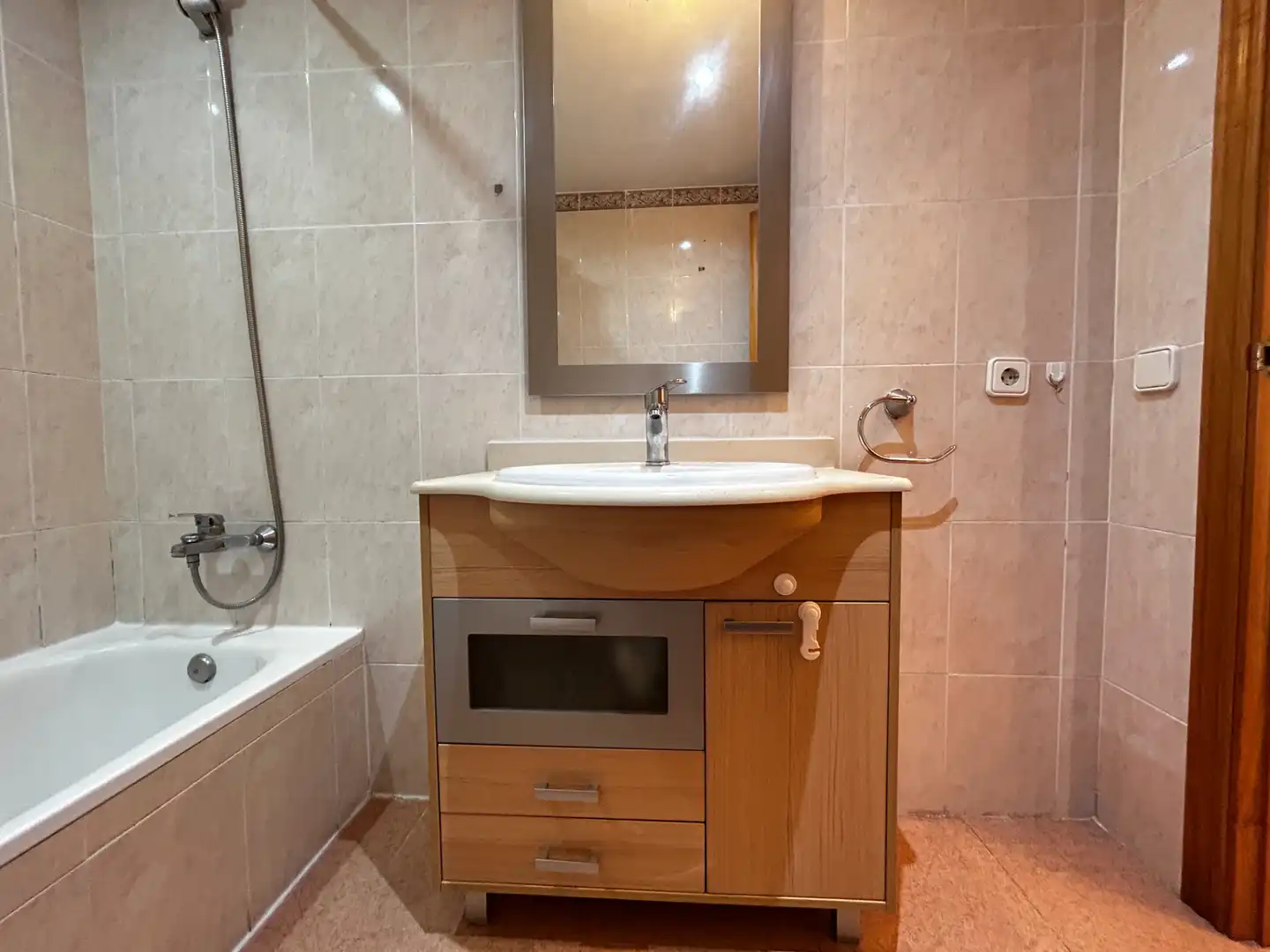 Bathroom of Flat for sale in Valls  with Air Conditioner, Heating and Oven