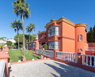 Vista exterior de Casa o xalet en venda en Estepona amb Terrassa, Traster i Piscina