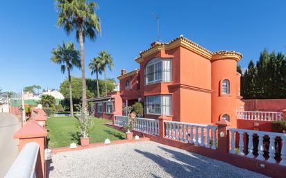 Vista exterior de Casa o xalet en venda en Estepona amb Terrassa, Traster i Piscina