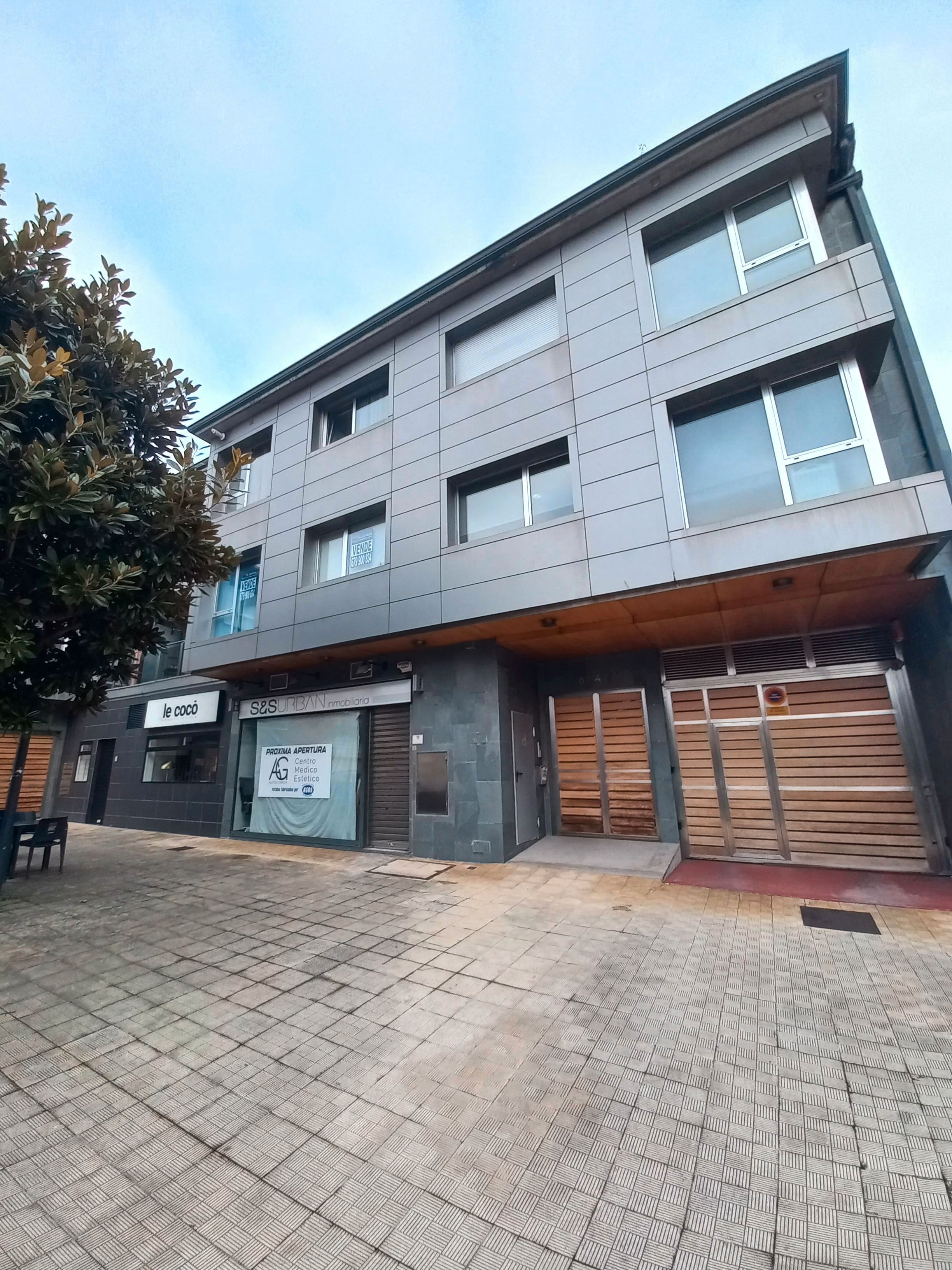 Vista exterior de Pis en venda en Oleiros amb Calefacció, Parquet i Traster