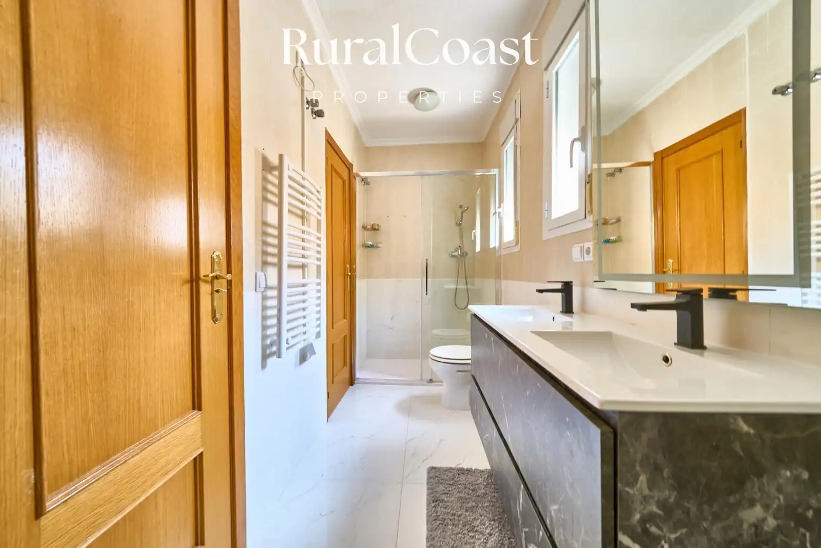 Baño de Casa adosada en venta en Aigües con Aire acondicionado, Calefacción y Jardín privado