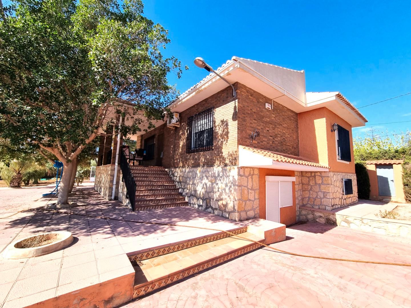 Vista exterior de Casa o chalet en venta en San Vicente del Raspeig / Sant Vicent del Raspeig con Aire acondicionado, Jardín privado y Terraza