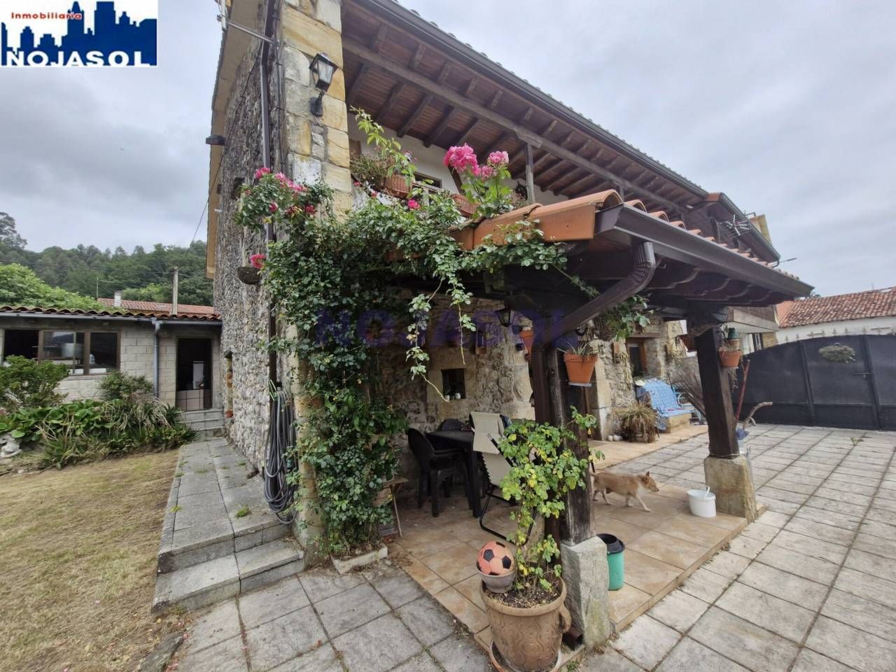 Vista exterior de Casa adosada en venda en Hazas de Cesto amb Jardí privat, Terrassa i Moblat
