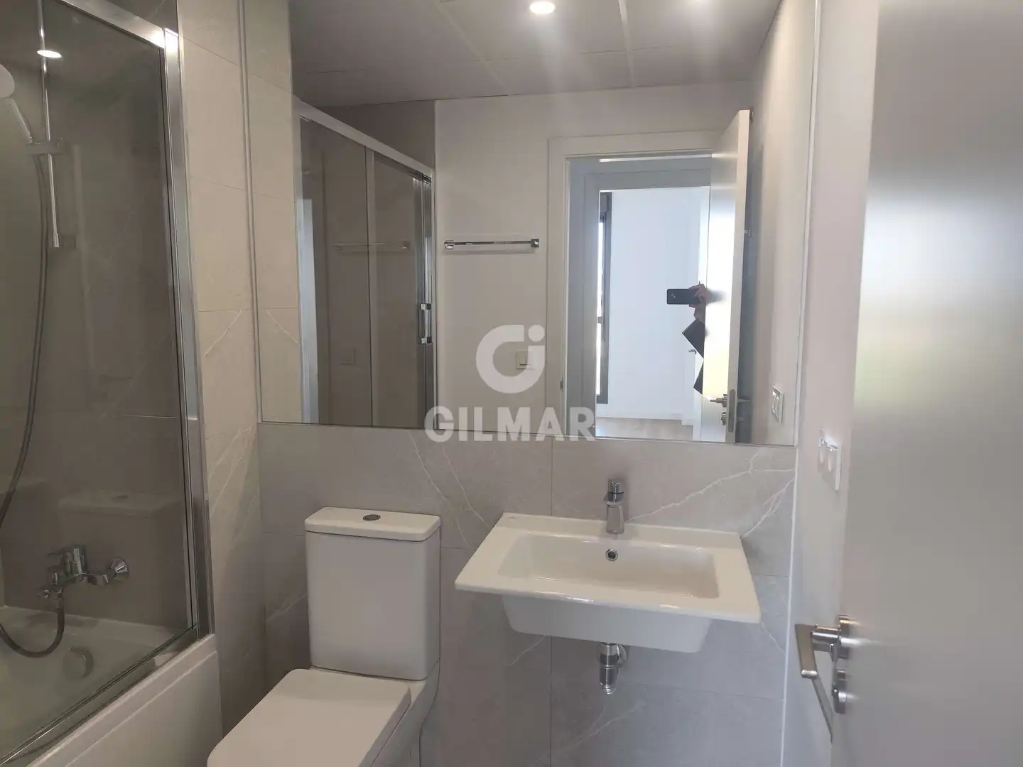 Baño de Piso de alquiler en Tomares con Calefacción, Jardín privado y Trastero