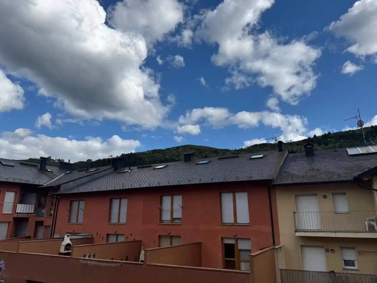Vista exterior de Casa adosada en venda en Montellà i Martinet amb Calefacció, Parquet i Terrassa
