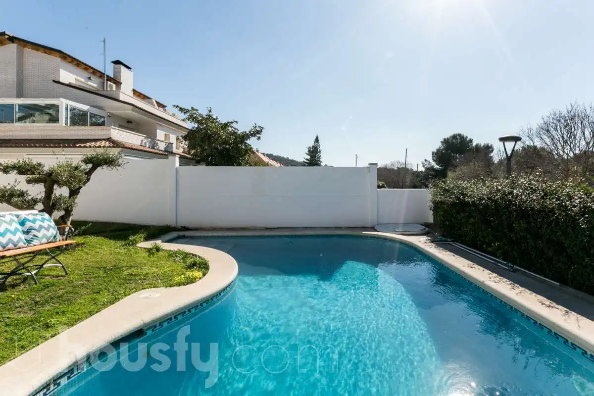 Piscina de Casa adosada en venda en Sitges amb Aire condicionat, Calefacció i Jardí privat