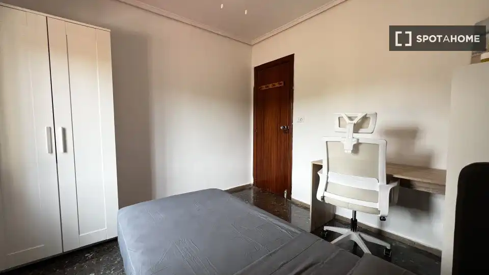 Bedroom of Flat for rent in Valencia  with Air Conditioner, Heating and Furnished